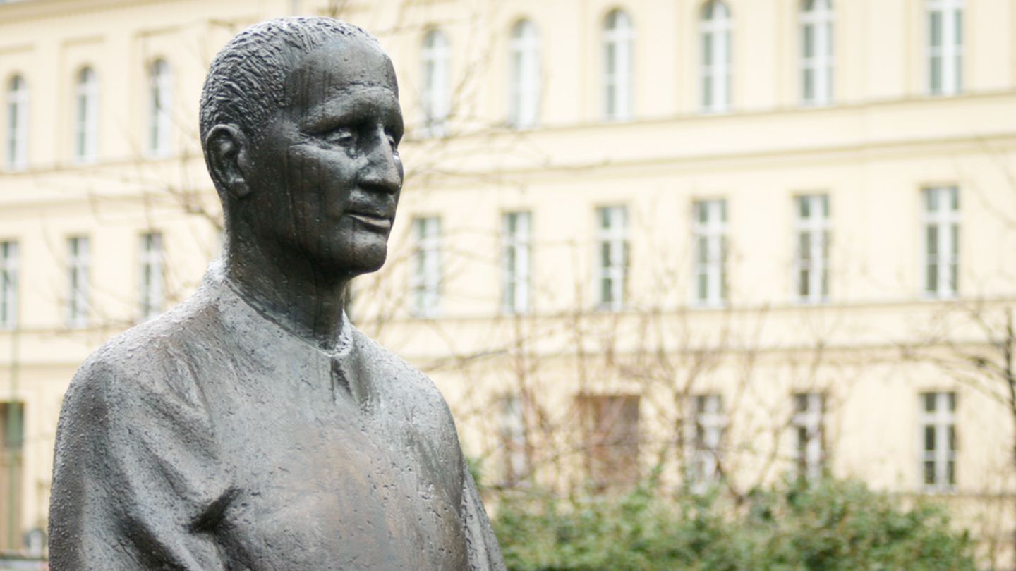 Bertolt Brecht, Statue