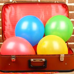 Koffer mit Luftballons