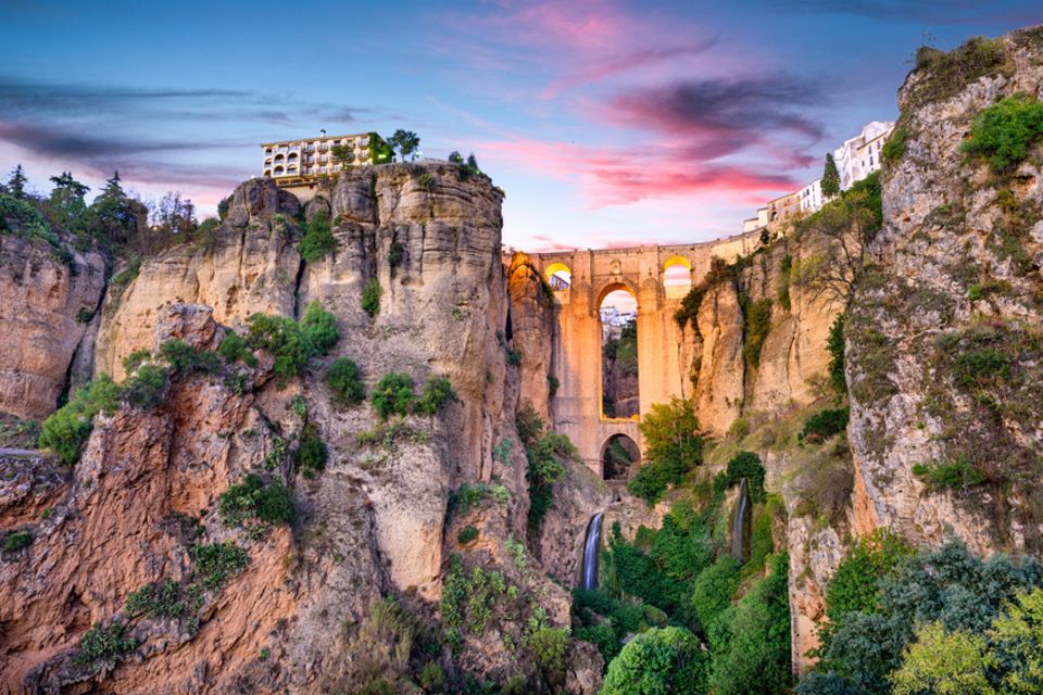 ronda-pueblo-blanco-in-den-bergen-geo