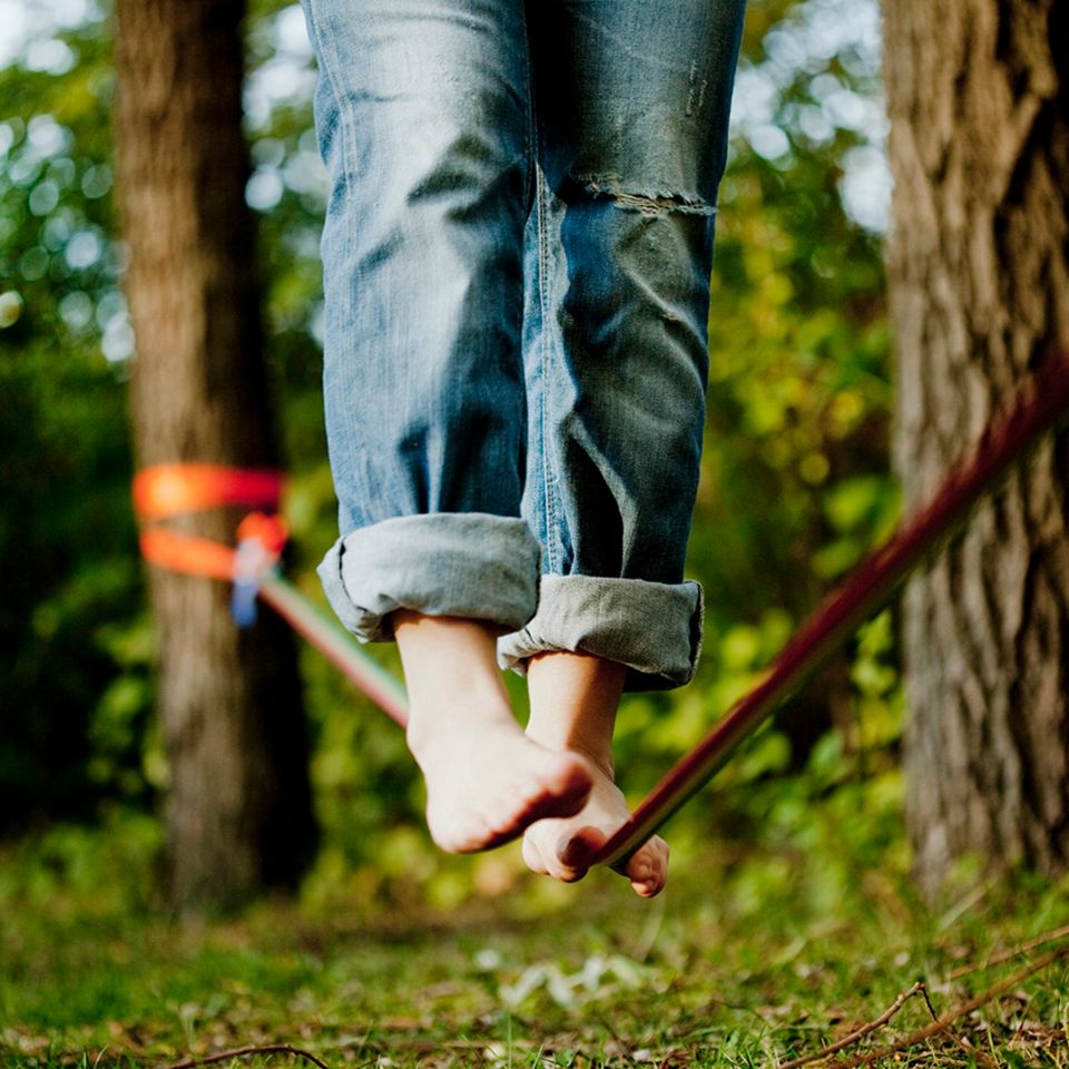 Bessere Fokussierung: Für die meisten Personen ist der Balanceakt auf der schmalen, kippeligen Slackline unmöglich zu meistern