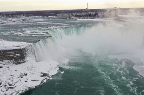 Niagarafälle im Eis