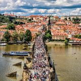Menschenmassen auf der Karlsbrücke in Prag