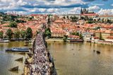 Menschenmassen auf der Karlsbrücke in Prag