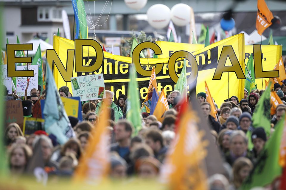 Teilnehmer der Demo 'Kohle stoppen - Klimaschutz jetzt'