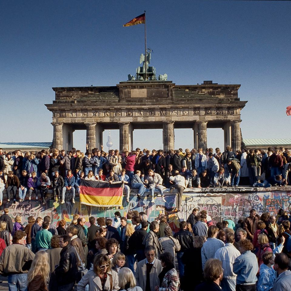 Foto: mauritius images / imageBROKER / Norbert Michalke, Mauerfall, 1989 Foto: mauritius images / imageBROKER / Norbert Michalke, Mauerfall, 1989