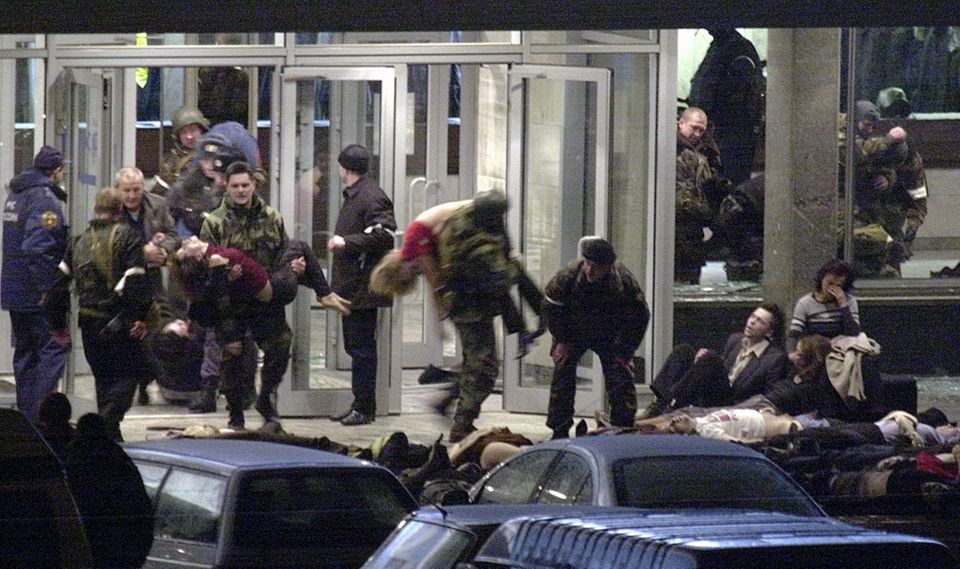 Im Oktober 2002 nehmen 40 tschetschenische Terroristen in Moskau Hunderte Theaterbesucher als Geiseln. Putin lässt das Gebäude …