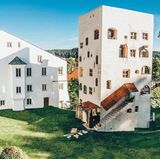 Turm zu Schloss Schedling, Unterkünfte in Bayern