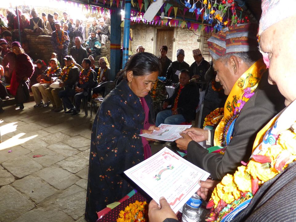 Bildergalerie: Der Ehrengast, Forstminister Tek Bahadur Thapa Gharti (re.), übergibt Dorfbewohnerinnen Urkunden für ihre besonderen Verdienste bei der Realisierung des Projekts