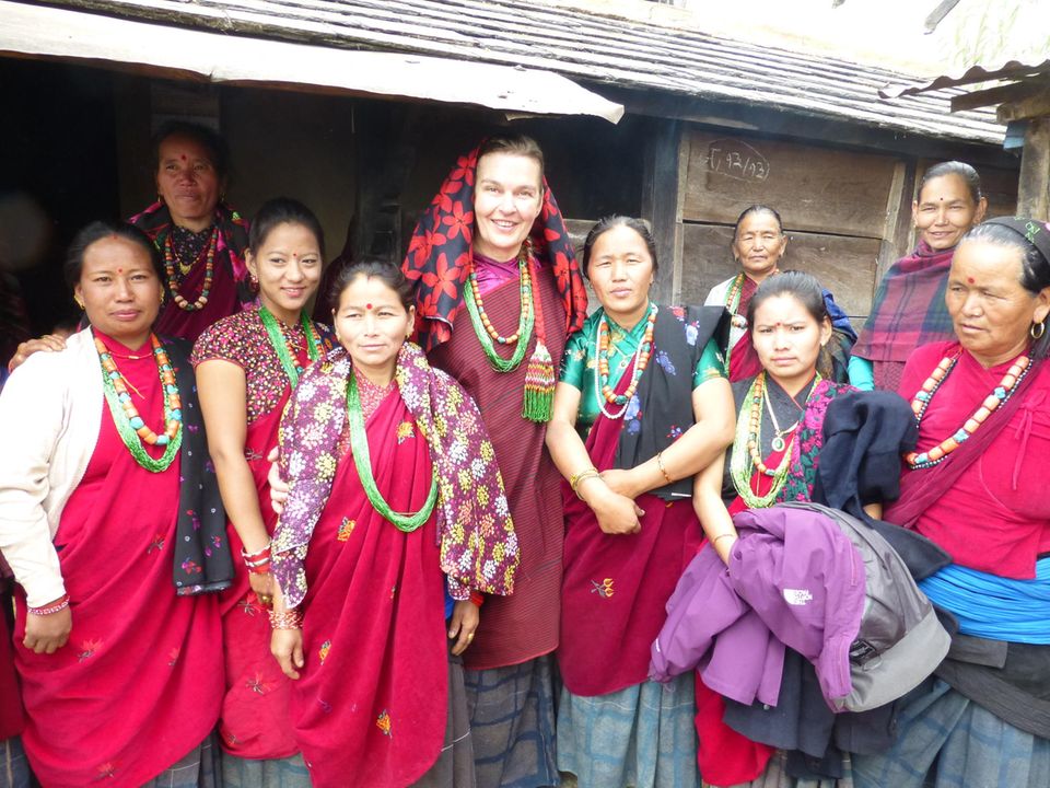 Bildergalerie: Vor der offiziellen Feier wurde Eva Danulat von den Bewohnerinnen des Bergdorfes neu eingekleidet, in die traditionelle Tracht der Frauen des Gurung-Volkes