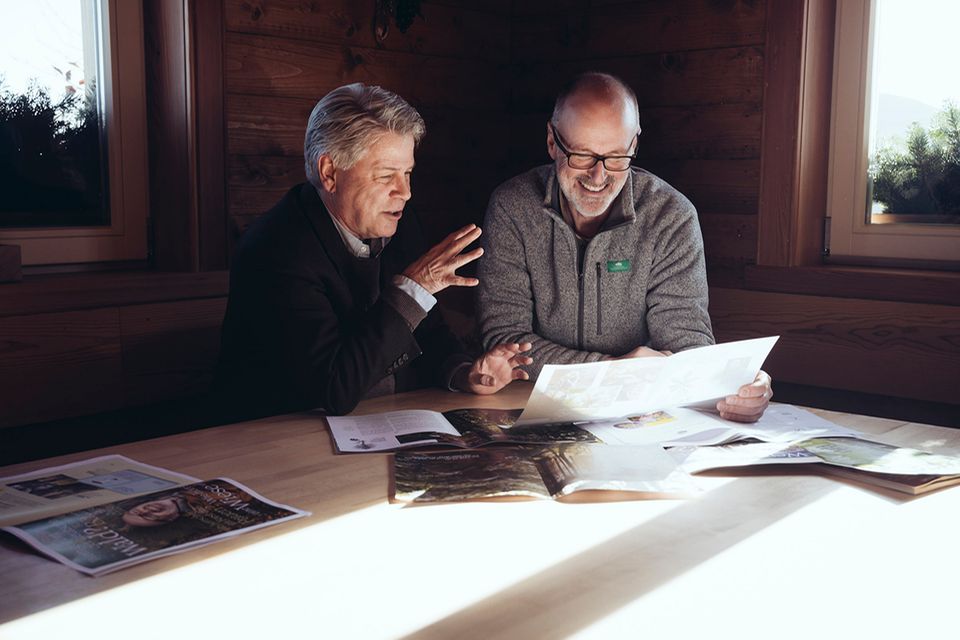 Jetzt neu!: Förster Peter Wohlleben (r.) und Chefredakteur Michael Schaper beim Sichten der ersten Layouts