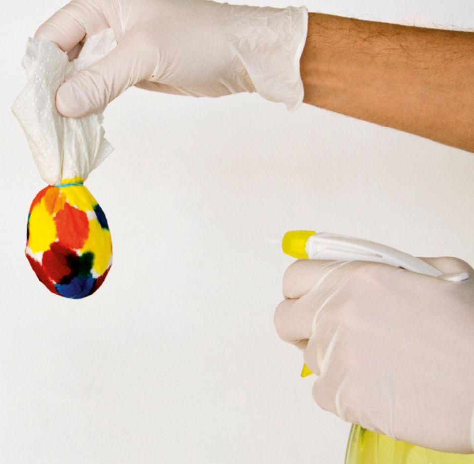 Eier mit Wasser besprühen Eier mit Wasser besprühen