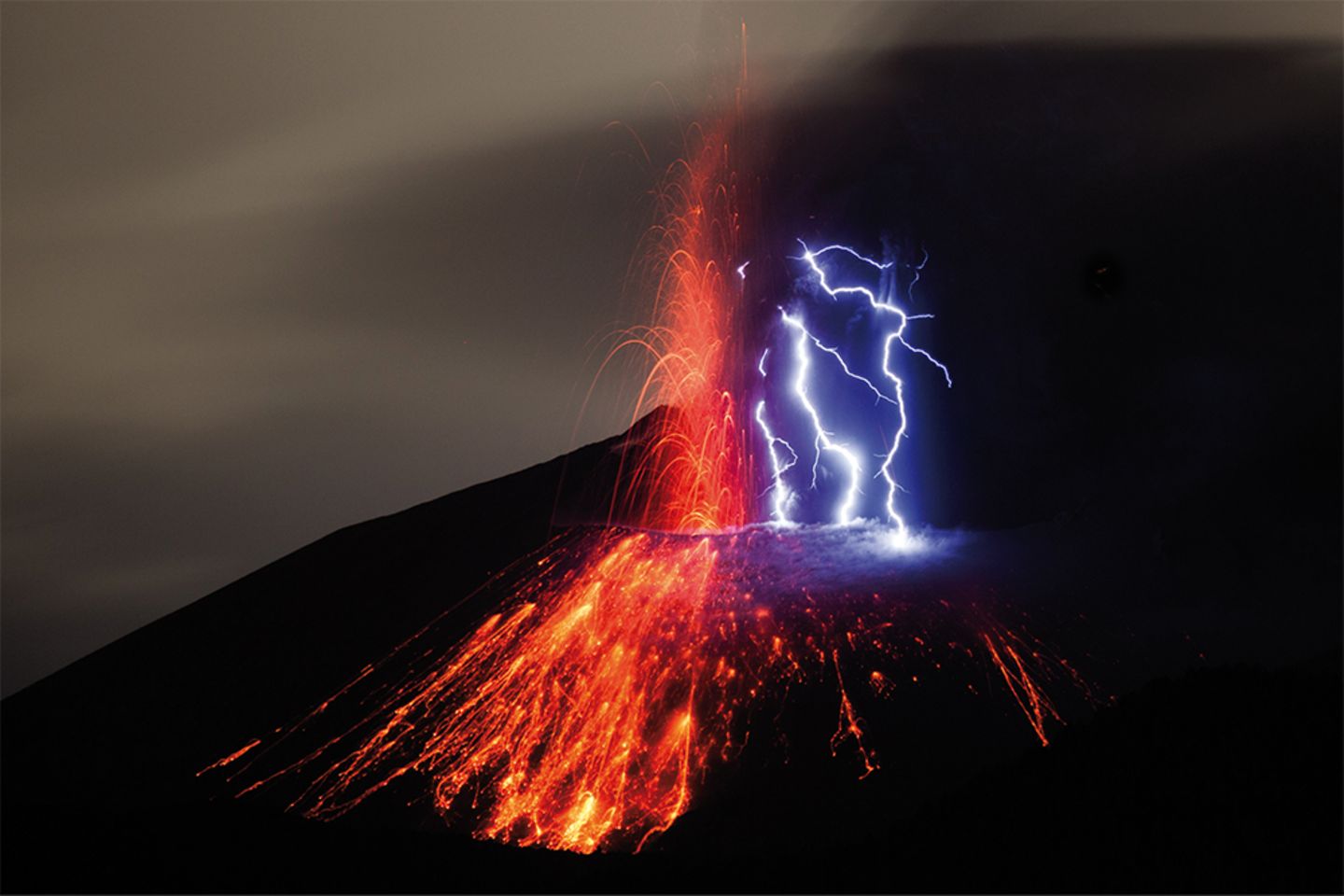 'Schmutziges Gewitter' am Sakurajima Vulkan im Süden Japans