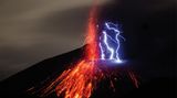 'Schmutziges Gewitter' am Sakurajima Vulkan im Süden Japans
