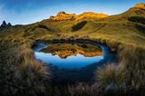 Traumhafte Spiegelung am Vulkan Mount Giluwe in Papua-Neuguinea