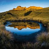 Traumhafte Spiegelung am Vulkan Mount Giluwe in Papua-Neuguinea