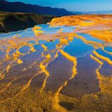 Morgendliches Leuchten an den Kalksteinterrassen von Badab-e Surt im Nordosten Irans
