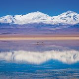 Vulkan Tres Cruzes an der Laguna Rosa in der Atacama Wüste