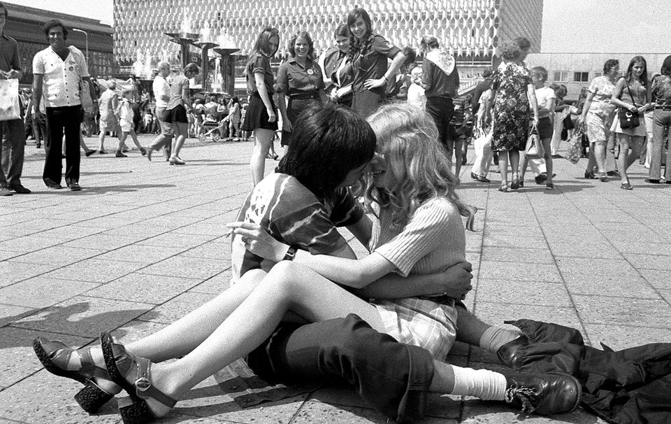 Junges Paar auf dem Alexanderplatz Junges Paar auf dem Alexanderplatz
