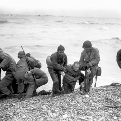 Soldaten helfen den verletzten Kameraden, D-Day, 1944