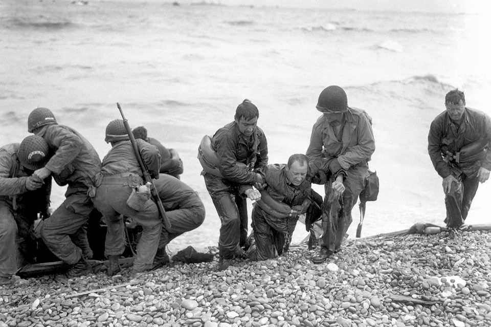 Soldaten helfen den verletzten Kameraden, D-Day, 1944