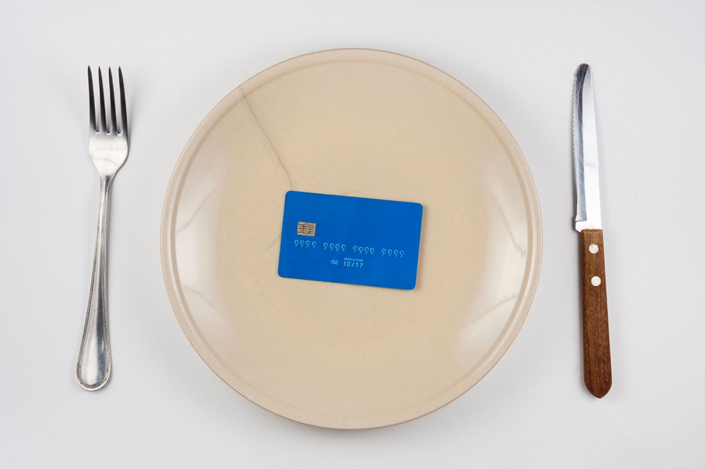 Kreditkarte auf einem Teller