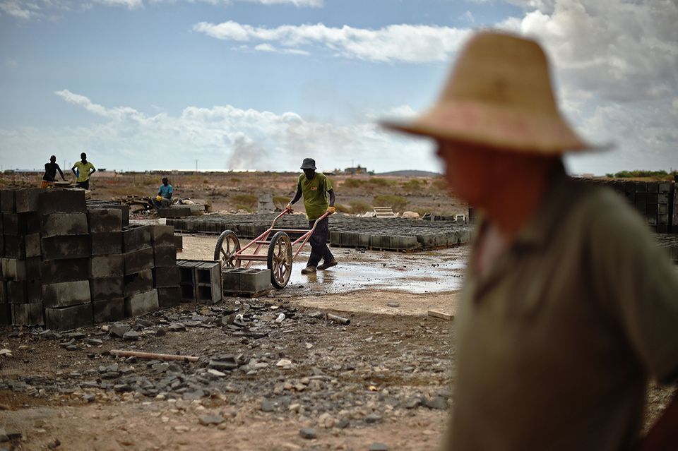 Ein chinesischer Arbeiter überwacht die Arbeit an einer Eisenbahnstrecke, die Dschibuti mit Addis Abeba verbindet