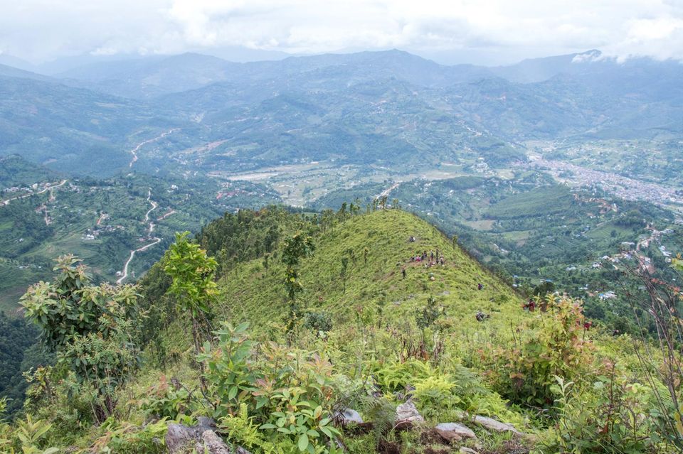 Von Sansari Danda haben Besucher eine spektakuläre Aussicht auf Berge und Täler der Middle Mountain-Region von Nepal Von Sansari Danda haben Besucher eine spektakuläre Aussicht auf Berge und Täler der Middle Mountain-Region von Nepal
