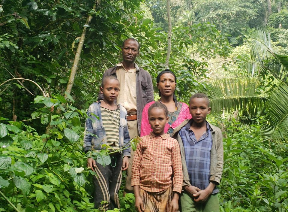 Äthiopien: Projektbegünstigter Bezabih Gebre mit seiner Familie Äthiopien: Projektbegünstigter Bezabih Gebre mit seiner Familie