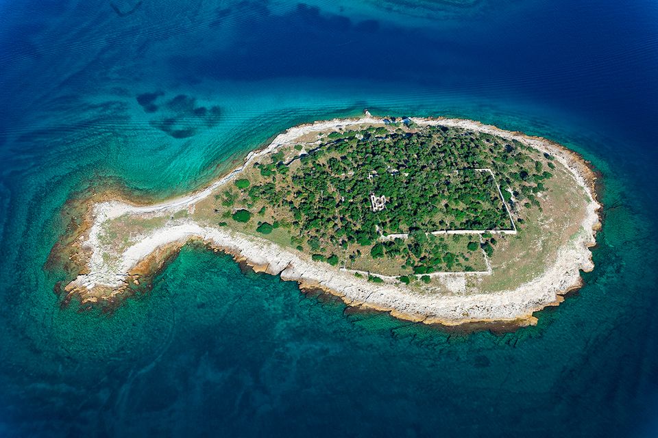 Fischförmige Insel im Brijuni Nationalpark