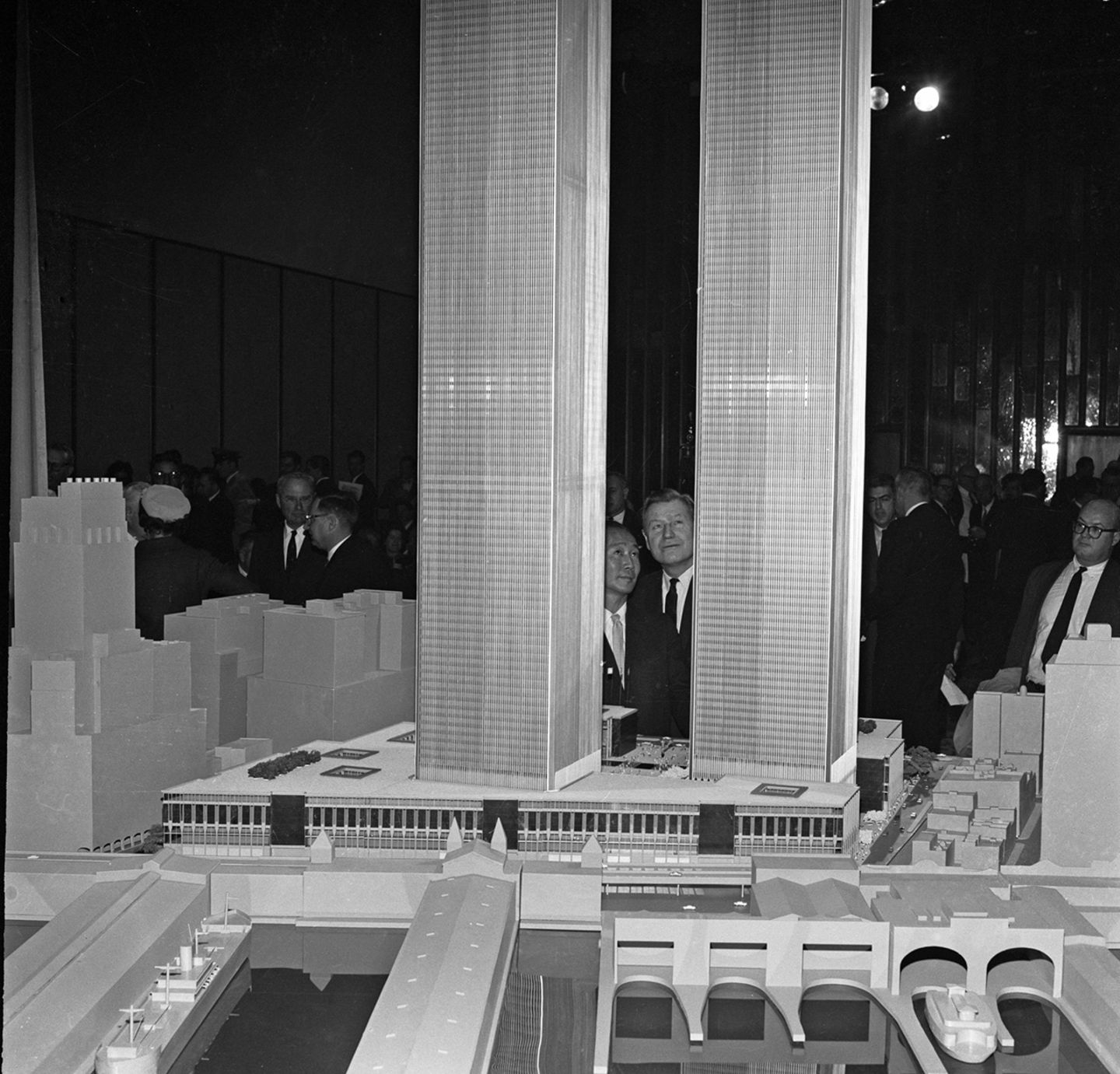 Nelson Rockefeller und Minoru Yamasaki