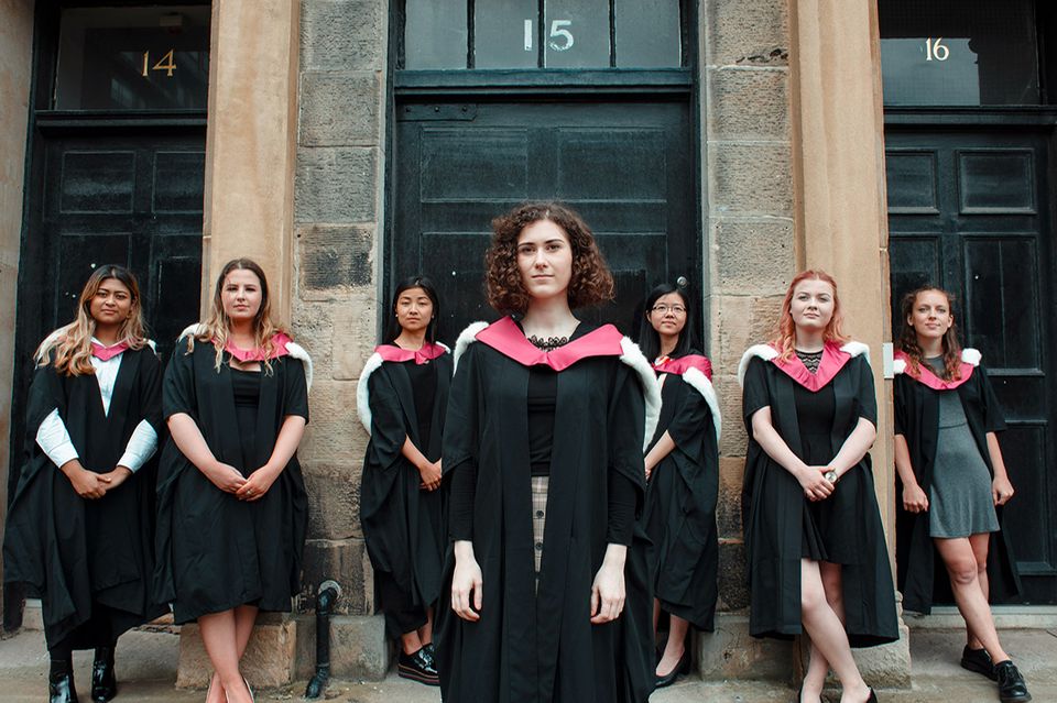 Großbritanniens erste Studentinnen bekommen nach 150 Jahren endlich einen Abschluss in Medizin