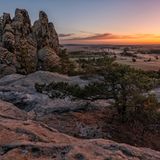 Sonnenaufgang an der Teufelsmauer bei Timmenrode im Harzvorland. Die Felsformation trägt den Namen "Hamburger Wappen".