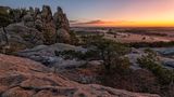 Sonnenaufgang an der Teufelsmauer bei Timmenrode im Harzvorland. Die Felsformation trägt den Namen "Hamburger Wappen".