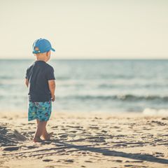 Kind am Meer