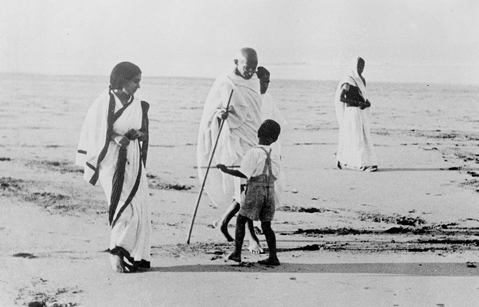 Gandhi erholt sich am Meer