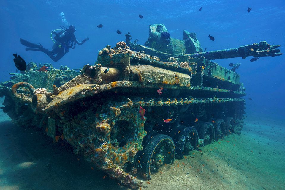 Versunkener Panzer im Roten Meer