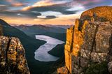 Sonnenaufgang über dem Lake Judd auf der Mt. Anne-Hochebene in Südwest-Tasmanien