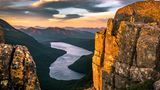 Sonnenaufgang über dem Lake Judd auf der Mt. Anne-Hochebene in Südwest-Tasmanien
