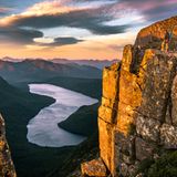 Sonnenaufgang über dem Lake Judd auf der Mt. Anne-Hochebene in Südwest-Tasmanien