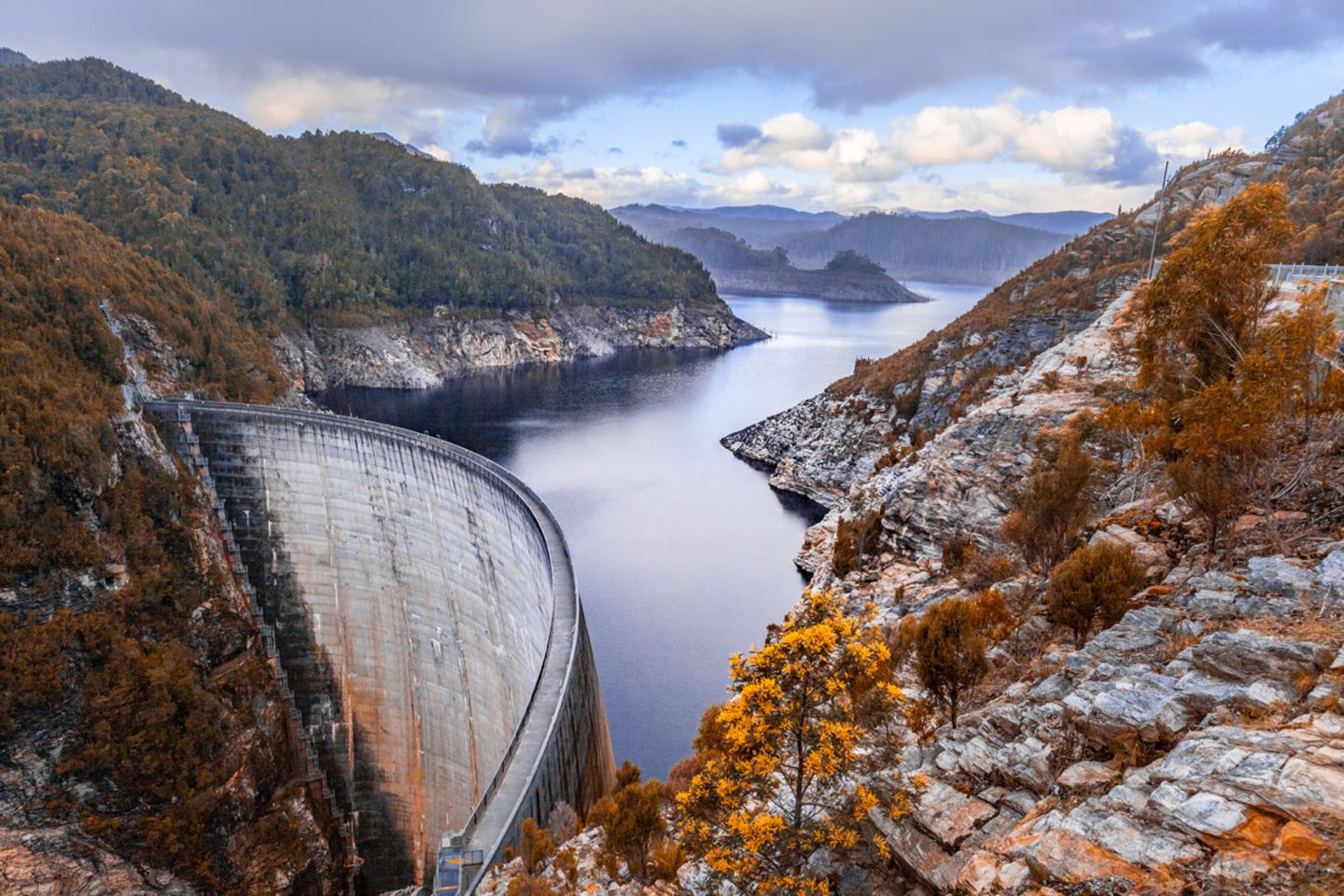 Abseiling auf dem Gordon Dam GORDON DAM