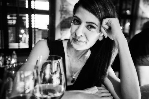 Linda Zervakis an der Hotelbar