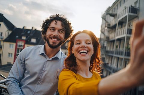 Ein Mann und eine Frau machen einen Selfie