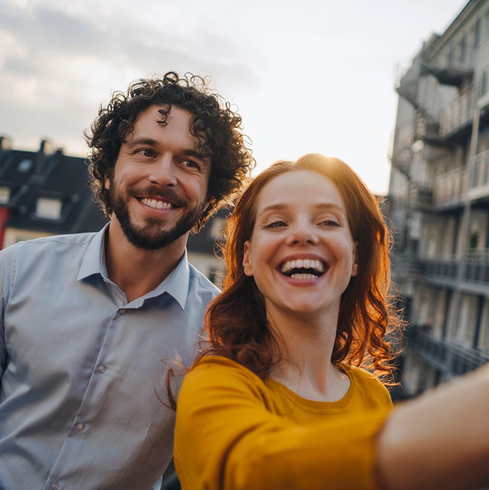 Ein Mann und eine Frau machen einen Selfie