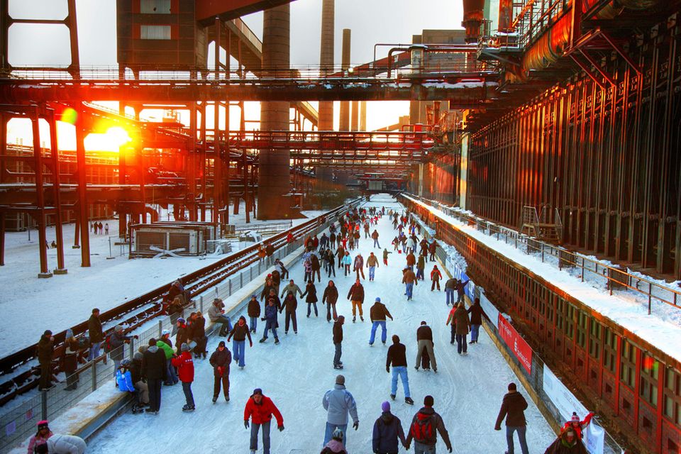 Eisbahn an der Kokerei Zollverein, am Weltkulturerbe Zeche Zollverein, Essen, Nordrhein-Westfalen, Deutschland, Europa  1.5