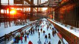 Eisbahn an der Kokerei Zollverein, am Weltkulturerbe Zeche Zollverein, Essen, Nordrhein-Westfalen, Deutschland, Europa