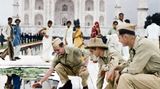 1942: Soldaten des »US Signal Corps« vor dem Taj Mahal