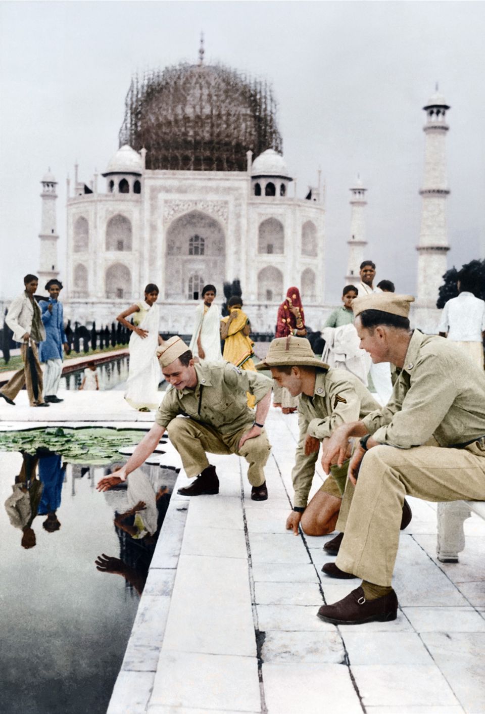 1942: Soldaten des »US Signal Corps« vor dem Taj Mahal