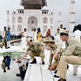 1942: Soldaten des »US Signal Corps« vor dem Taj Mahal