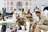 1942: Soldaten des »US Signal Corps« vor dem Taj Mahal