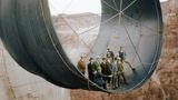 1935: Regierungsvertreter in einem Wasserkraftrohr des beinahe fertig gebauten Hoover Dam